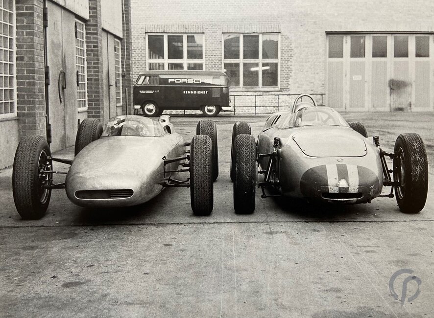 Der Porsche 804 (links) wurde mit einem 8-Zylinder Triebwerk des Typs 753 ausgerüstet. Rechts der 718 Monoposto mit 4-Zylinder Triebwerk.