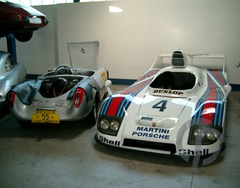 Der Porsche 936 neben einem Porsche 550 Spyder Panamericana Rotschwanz bei uns in der Werkstatt
