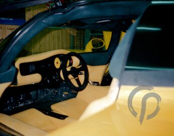 Dauer 962 gelb Ansicht gelber Innenraum von vorne links inkl Lenkrad durch offene Tür in unserer Werkstatt