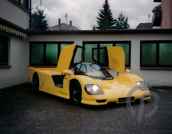 Dauer 962 Le Mans gelb mit offenen Flügeltüren vor unserer Werkstatt
