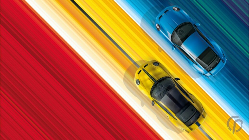 Porsche 992 GT3 in blau und gelb vor einem bunten Hintergrund mit Streifen Fahrzeugansichten von oben Fahrzeuge stehen nebeneinander
