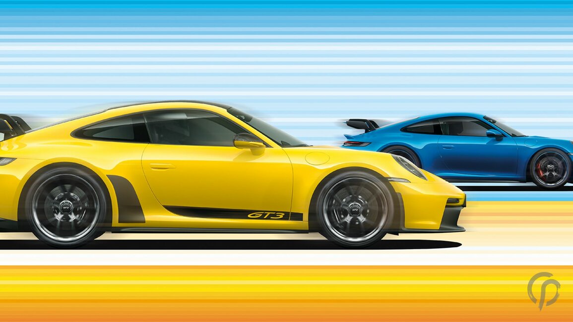 Porsche 992 GT3 in gelb mit dem 992 GT3 in blau versetzt im Hintergrund vor einem bunten Hintergrund mit Streifen 
