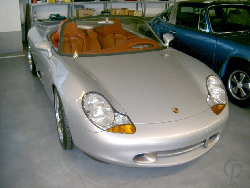 Porsche Boxster silber parkend in unserer Wekstatt Frontansicht mit offenem Dach