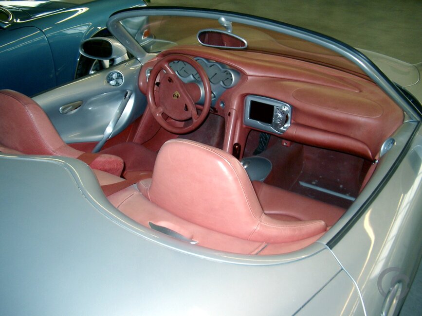 Porsche Boxster silber parkend in unserer Wekstatt Innenraumansicht mit roter Ausstattung von Beifahrerseite aus