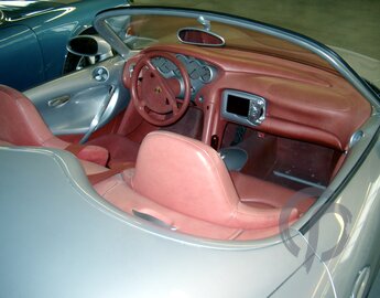 Porsche Boxster silber parkend in unserer Wekstatt Innenraumansicht mit roter Ausstattung von Beifahrerseite aus
