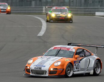 Porsche 911 GT3 R Hybrid in orange_weiss beim Rennen 