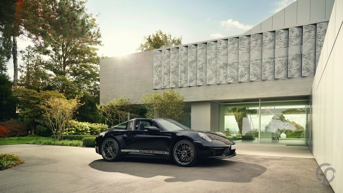 Porsche Targa 911 Front schwarz vor einem Haus