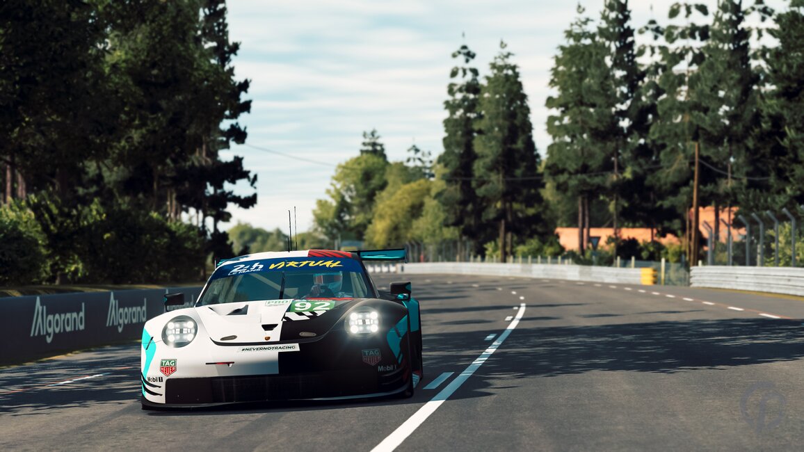 Zwei Porsche 911 RSR auf dem Podium der virtuellen 24 Stunden von Le Mans